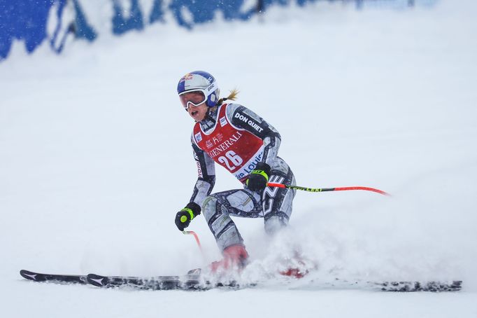 Ester Ledecká v cíli vítězného sjezdu Světícího poháru v Lake Louise