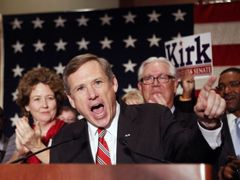 Republikán Mark Kirk oslavuje v Chicagu vítězství v souboji o Senát ve státě Illinois, za který byl dříve senátorem Barack Obama.