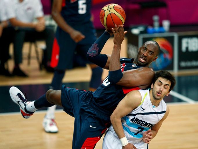 Americký basketbalista Kobe Bryant nahrává ze zad Argentince Facunda Campazza v utkání skupiny A na OH 2012 v Londýně.