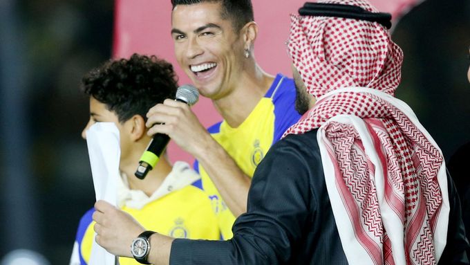 Cristiano Ronaldo při přivítání v Saúdské Arábii