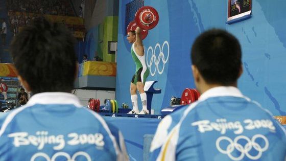 Muka vzpěračova. Činka vykloubila Maďarovi loket