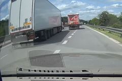 Nebezpečný manévr na dálnici D1. Řidič agresivně tlačil kamion do odstavného pruhu