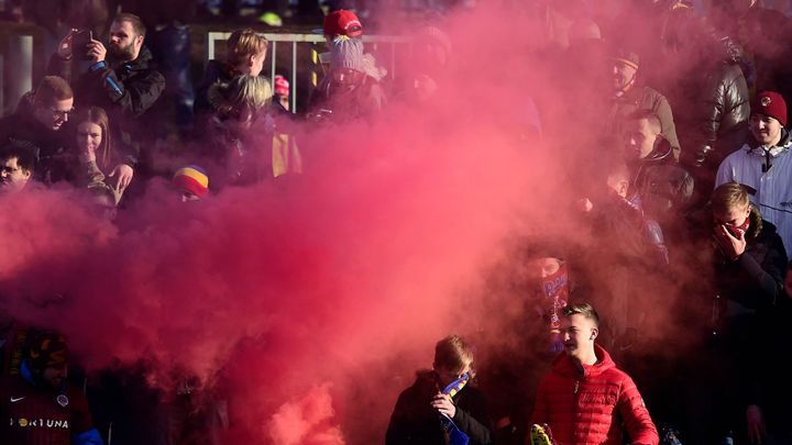 Policie obvinila fanouška, který na Spartě zranil ženu pyrotechnikou. Hrozí mu 10 let