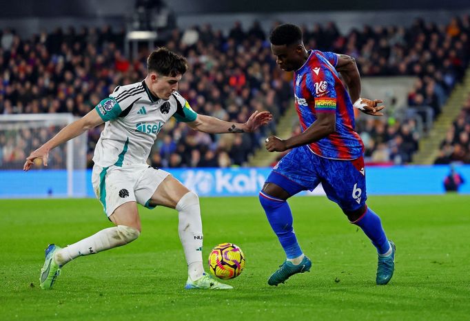 Soccer Football - Premier League - Crystal Palace v Newcastle United - Selhurst Park, London, Britain - November 30, 2024 Newcastle United's Tino Livramento in action wit