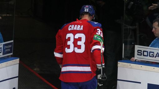 Hokejista Lva Praha Zdeno Chára míří do šatny v utkání KHL proti SKA Petrohradu.