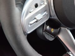 Nastavení se jako u Ferrari dají přepínat pomocí klapek na volantu.