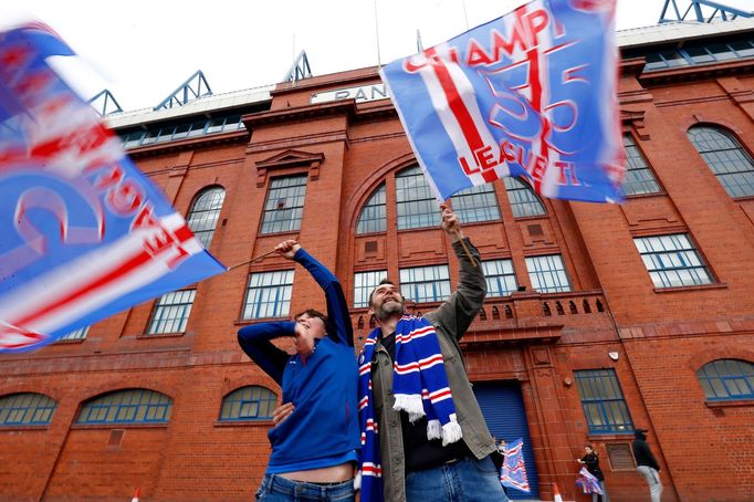 Fanoušci Glasgow Rangers slaví zisk 55. titulu ve skotské lize.