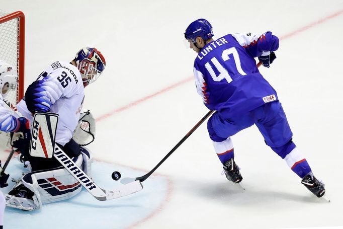 Cory Schneider a Mário Lunter v zápase Slovensko - USA na MS 2019