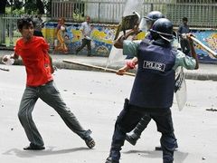 Bangladéšská policie nedávno rozháněla protesty i v centru Dháky.