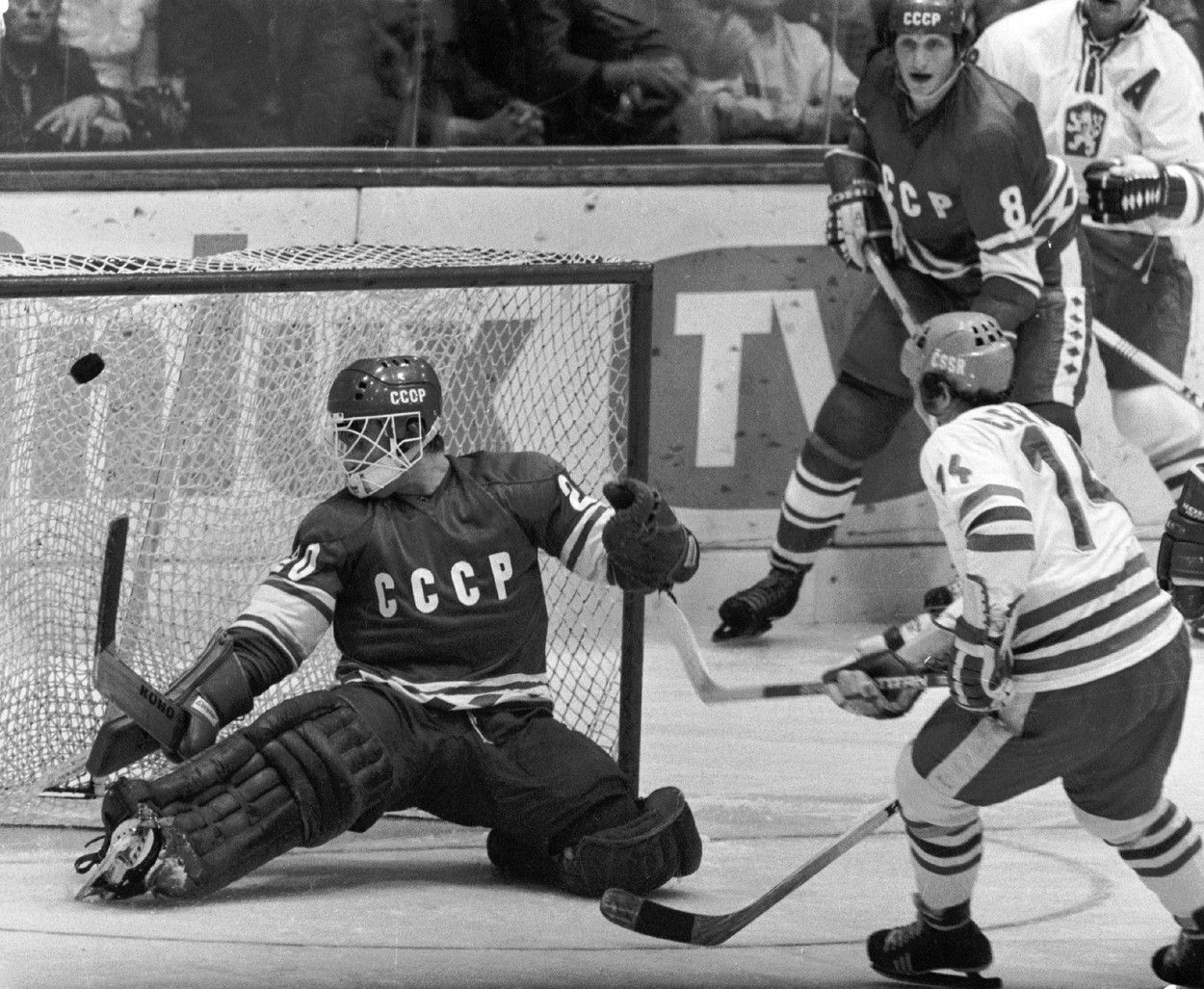František Černík střílí gól Vladislavu Treťjakovi na MS 1978 v Praze