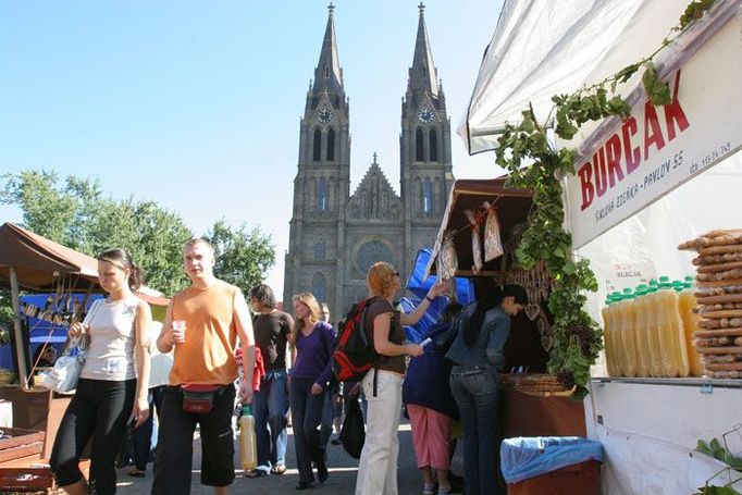 Zvýšená bezpečností opatření nijak nepocítili návštěvníci tradičního vinobraní na pražských Vinohradech.