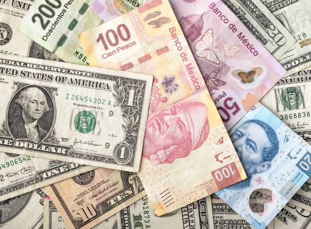 Ilustrační foto / Bankovky / Mexické pesos / Americký dolar / iStock