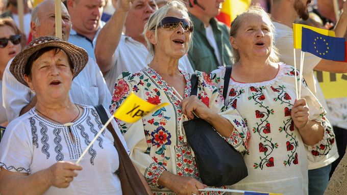Lidé se scházejí na volební kampani proevropské strany PAS. 29. srpna 2025, Kišiněv.