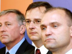 Předseda ODS Mirek Topolánek, Petr Nečas a Ivan Langer při podpisu Smlouvy ODS s občany ČR