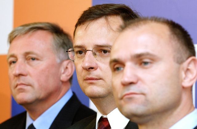 Mirek Topolánek, Petr Nečas a Ivan Langer při podpisu smlouvy s občany