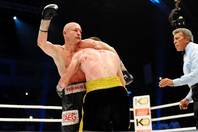 Český boxer Lukáš Konečný v prohraném souboji o titul Mistra světa v lehké střední váze WBO s Čečencem Zaurbekem Bajsangurovem.