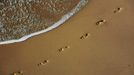 Stopy na pobřeží Bronte Beach v Sydney. Austrálie drží smutné prvenství ve výskytu rakoviny kůže. 20 let neustávající varování před škodlivými UV slunečními paprsky přiměla sluncemilovné Australany k větší ostražitosti.