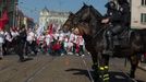 Pochod fanoušků Slavie z Náměstí Republiky na finále Mol Cupu na stadion pražské Sparty na Letné.