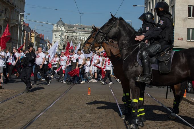 Pochod fanoušků Slavie z Náměstí Republiky na finále Mol Cupu na stadion pražské Sparty na Letné.