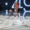Na snímku z roku 2022 si tehdejší pražský primátor Zdeněk Hřib za piráty prohlíží vítězný návrh studia Bjarke Ingels Group.