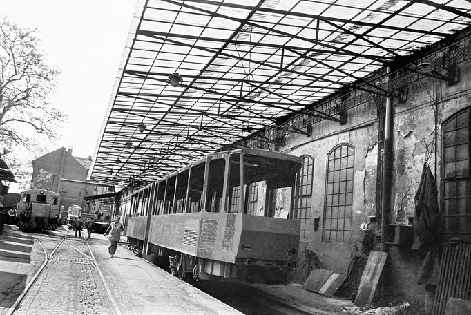 Fotografie z historie výrobního závodu Tatra Smíchov v Praze.