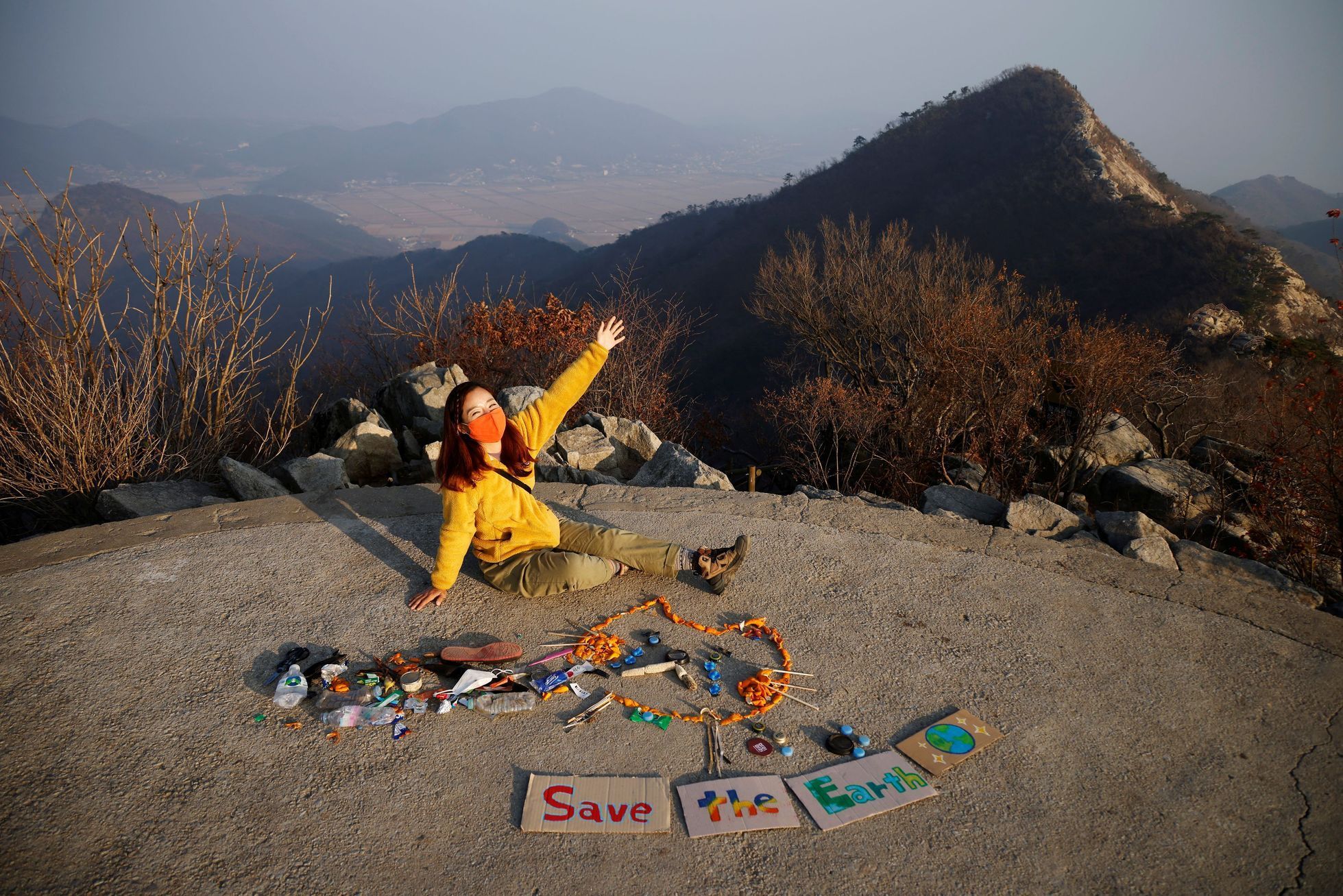 Kim Kange-eunová založila spolek Clean Hikers, jehož členové v přírodě sbírají odpadky a pak z nich přímo v lesích a horách vytvářejí umělecká díla.