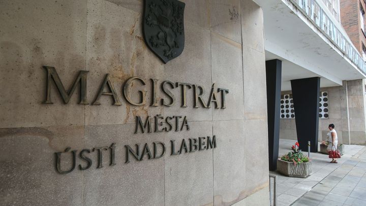 Úředník udělal z obyčejného pole za 300 tisíc parcelu za 35 milionů. Jde za mříže