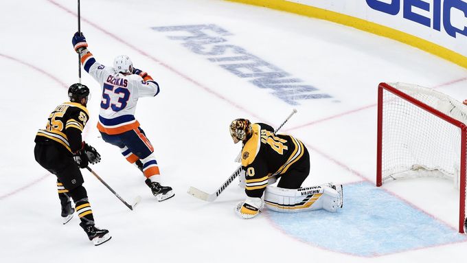 Casey Cizikas z Islanders slaví gól, kterým v prodloužení rozhodl druhý zápas s Bostonem