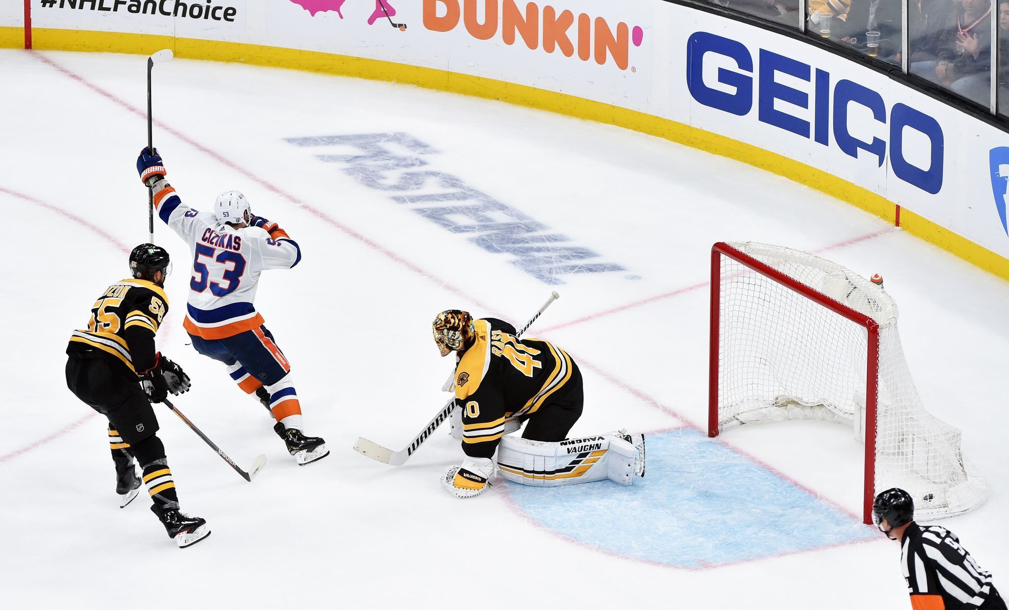 hokej, NHL 2021, Stanley Cup Play offs, New York Islanders at Boston Bruins, Casey Cizikas slaví gól