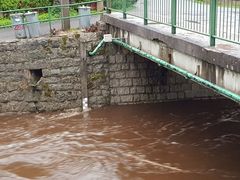 Hladina řeky Smědé v Hejnicích dosáhla ve středu ráno druhého povodňového stupně (22. května 2019).