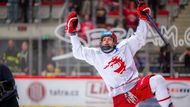 Třinecký hokejový útočník Petr Sikora slaví gól v nájezdech