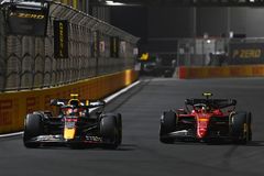 Ferrari a Red Bull slibují krásné souboje a Hamilton neví, jak se F1 boduje