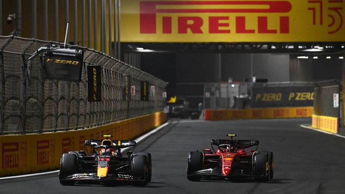Max Verstappen v Red Bullu a Charles Leclerc ve Ferrari ve VC Saúdské Arábie F1 2022