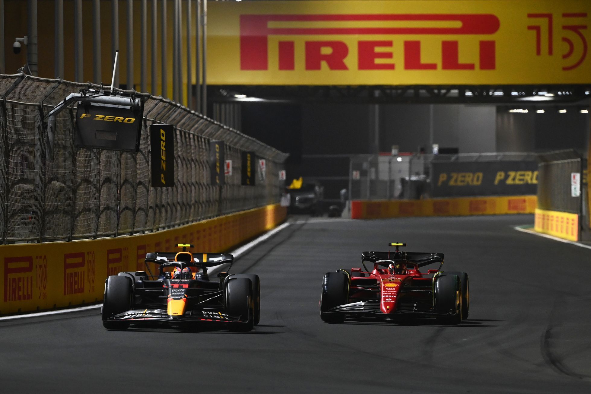 Max Verstappen v Red Bullu a Charles Leclerc ve Ferrari ve VC Saúdské Arábie F1 2022