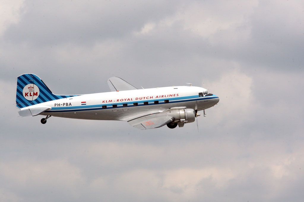 DC-3 na letišti v Ruzyni