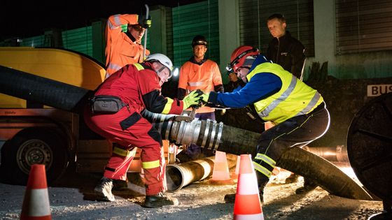 Foto: V noci vyrostly v Praze dva kilometry protipovodňových zábran. Cvičně, jako každý rok