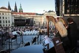 Je více než hodina do začátku. Hradčanské náměstí v Praze už se plní a hudebníci už se připravují.