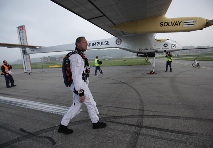 Solar Impulse CEO and pilot Andre Borschberg arrives for take off at Payerne airport May 24, 2012. The Solar Impulse HB-SIA prototype aircraft, which has 12,000 solar cells built into its 64.3 metres (193 feet) wings, attempted its first intercontinental flight from Payerne to Rabat in Morocco with a few days for a technical stop and a change of pilot in Madrid. This flight will act as a final rehearsal for the 2014 round-the-world flight. REUTERS/Denis Balibouse (SWITZERLAND - Tags: TRANSPORT SCIENCE TECHNOLOGY SOCIETY BUSINESS) Published: Kvě. 24, 2012, 7:29 dop.