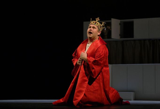 Lukáš Červenka jako král.