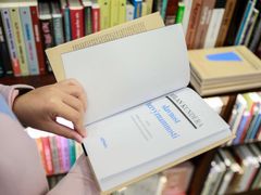 Knihkupectví od září prodávají Slavnost bezvýznamnosti od Milana Kundery, první z jeho francouzských románů, který se dočkal oficiálního českého překladu.