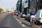 V tomto pruhu ve Vršovické ulici kvůli jeho nebezpečnosti obvykle cyklisté nejezdí. Dnes jich tam byla řada