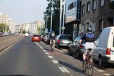 V tomto pruhu ve Vršovické ulici kvůli jeho nebezpečnosti obvykle cyklisté nejezdí. Dnes jich tam byla řada