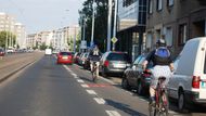 V tomto pruhu ve Vršovické ulici kvůli jeho nebezpečnosti obvykle cyklisté nejezdí. Dnes jich tam byla řada