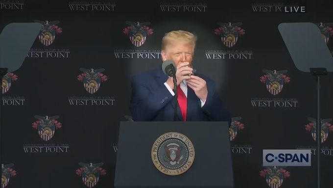 Při návštěvě West Pointu si Trump přidržoval sklenici oběma rukama, v Tulse za jásotu příznivců pil jednou rukou.