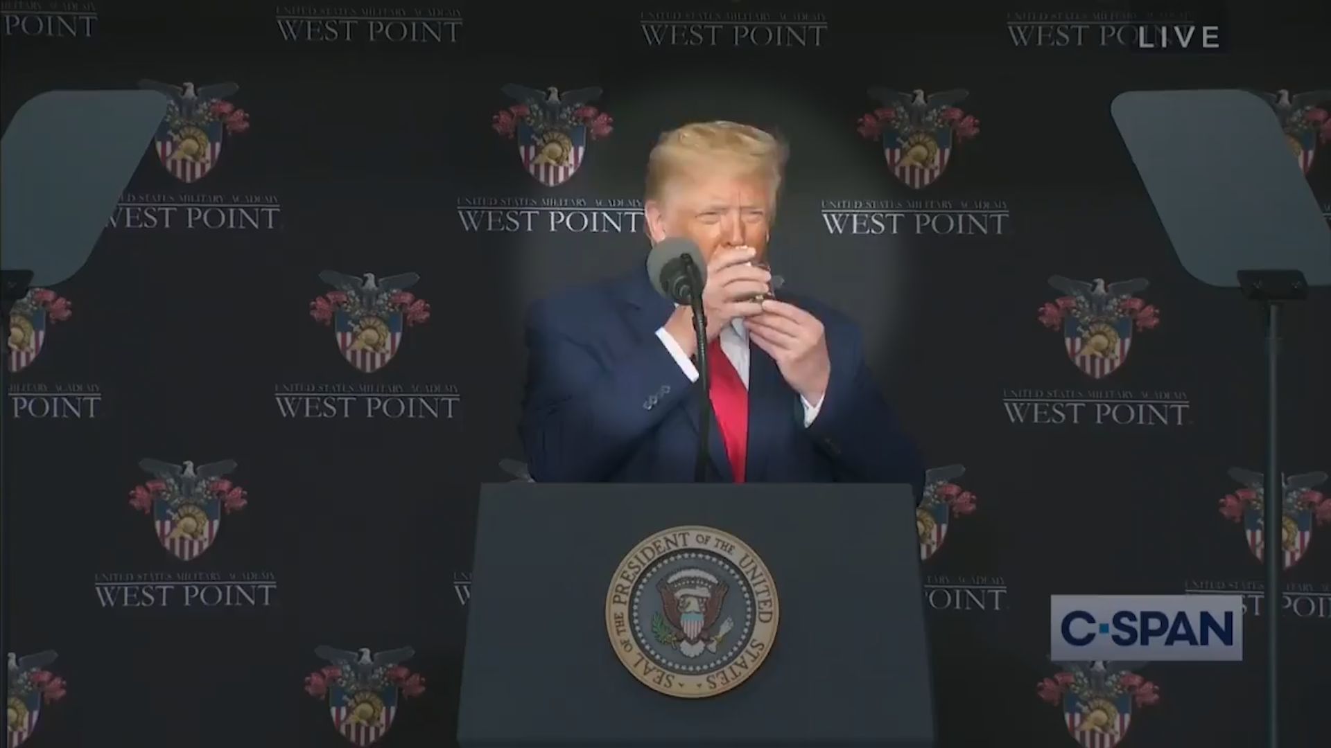 Trump vysvětlil, proč si při pití podpírá sklenici