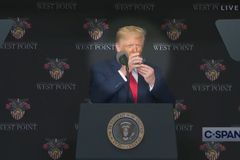 Trump se za jásotu příznivců napil jednou rukou. Odmítl spekulace o svém zdraví
