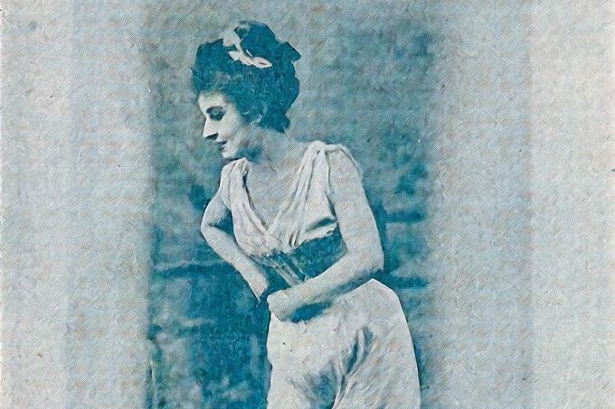 V roce 1894 se v Paříži odehrálo první známé striptýzové představení v moderní éře, kdy Yvette prováděla scénku, v níž šla do postele.