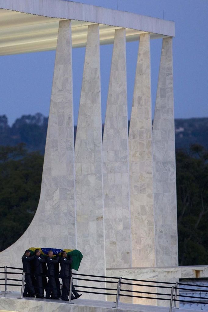 The coffin of architect Oscar Niemeyer leaves at the Planalto Palace in Brasilia December 6, 2012. Niemeyer, a towering patriarch of modern architecture who shaped the look of modern Brazil and whose inventive, curved designs left their mark on cities worldwide, died late on Wednesday. He was 104. Niemeyer had been battling kidney and stomach ailments in a Rio de Janeiro hospital since early November. His death was the result of a lung infection developed this week, the hospital said, little more than a week before he would have turned 105. REUTERS/Ueslei Marcelino (BRAZIL - Tags: OBITUARY SOCIETY) Published: Pro. 6, 2012, 10:07 odp.