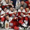 Český tým pózuje s trofejí za třetí místo na MS 2022