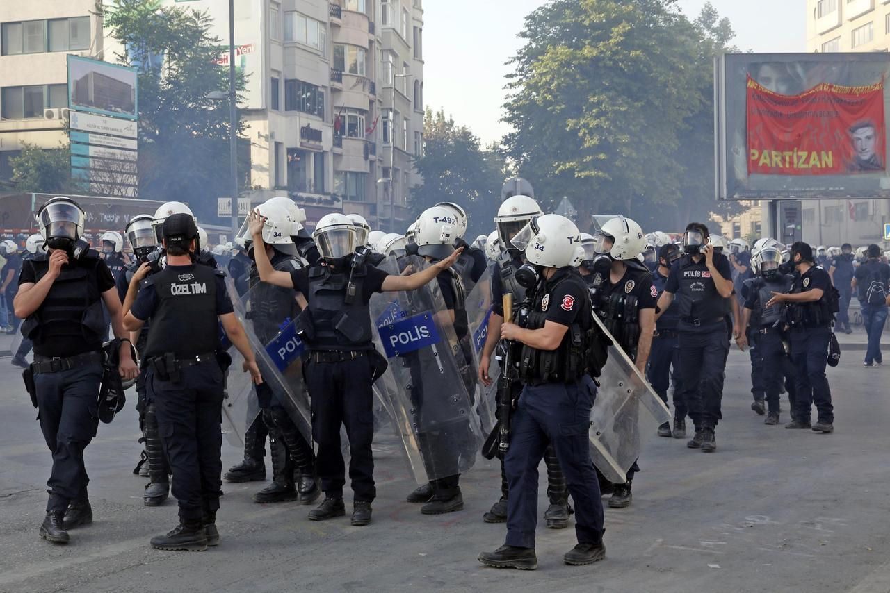 Turecko - Istanbul - Taksimské náměstí - policie - zásah